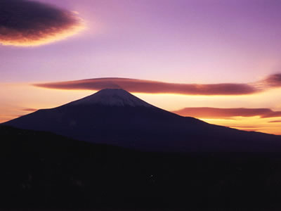 日本一綺麗な富士山の見える忍野村 | 笠雲の富士山